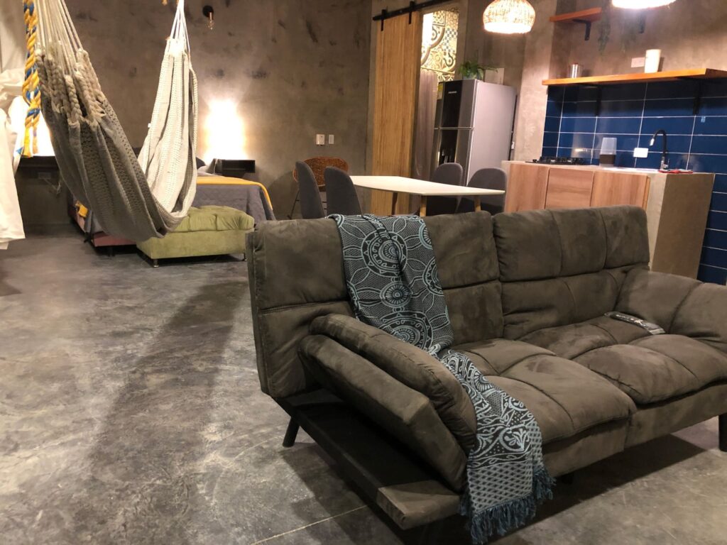 Sala de estar espaciosa con muebles elegantes y ambiente tranquilo en hotel loft en el Caribe colombiano